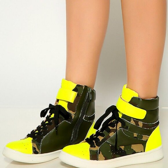 Round  Camouflage Toe Lace Up High Top Sneakers - Picture 1 of 6